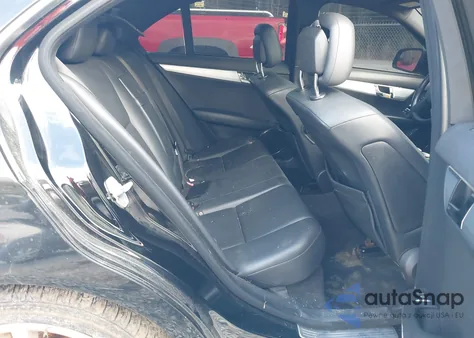 2009 Mercedes-Benz C 300 Luxury/Sport z USA, uszkodzony, nr VIN WDDGF54X29R046946